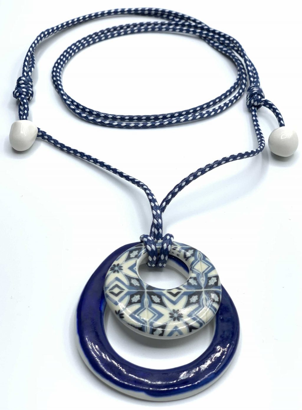 detalle del colgante cristina con cordel azul de cerámica hecho a mano en la fundación Eu Son
